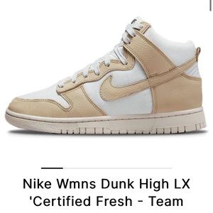 Nike women dunks.